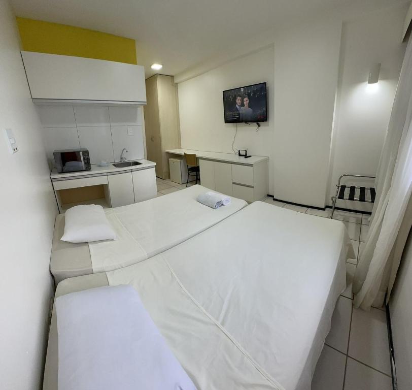 Habitación con cama blanca grande. en PRIME HOSPEDAGENS - Residencial Bellágio, en São Luís