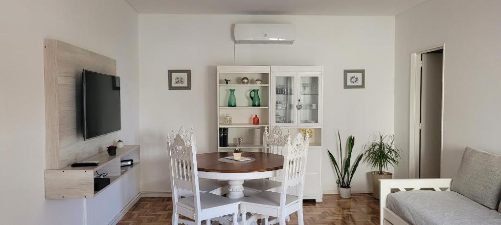 Apartamento en el centro de Lomas في لوماس دي زامورا: غرفة معيشة مع طاولة وكراسي وأريكة