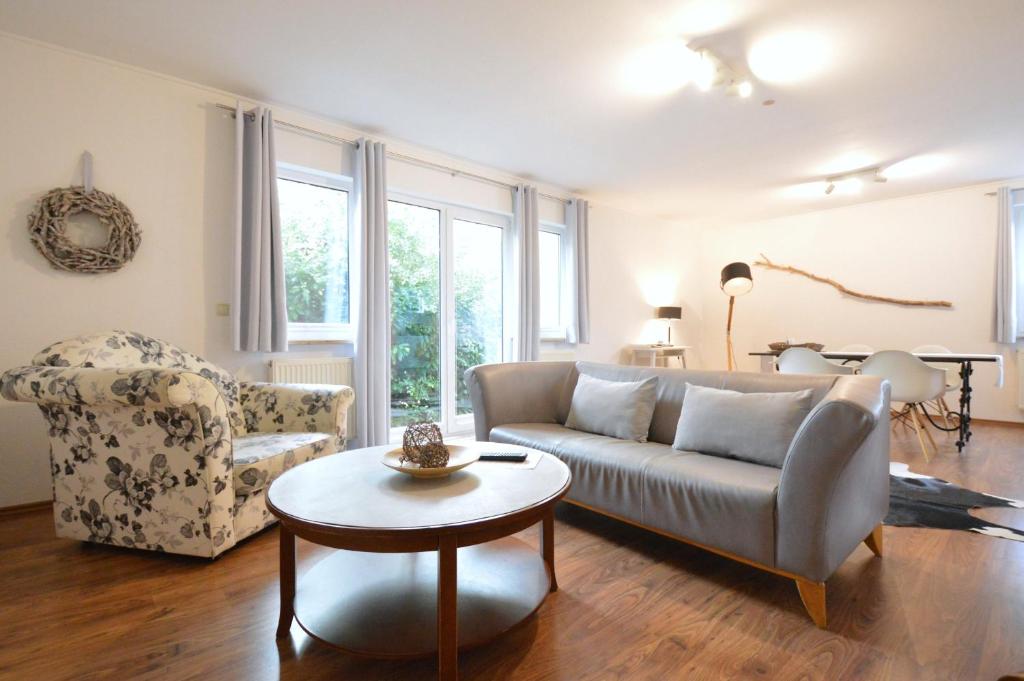 ein Wohnzimmer mit einem Sofa und einem Tisch in der Unterkunft Ferienhaus Rügen in Pantow
