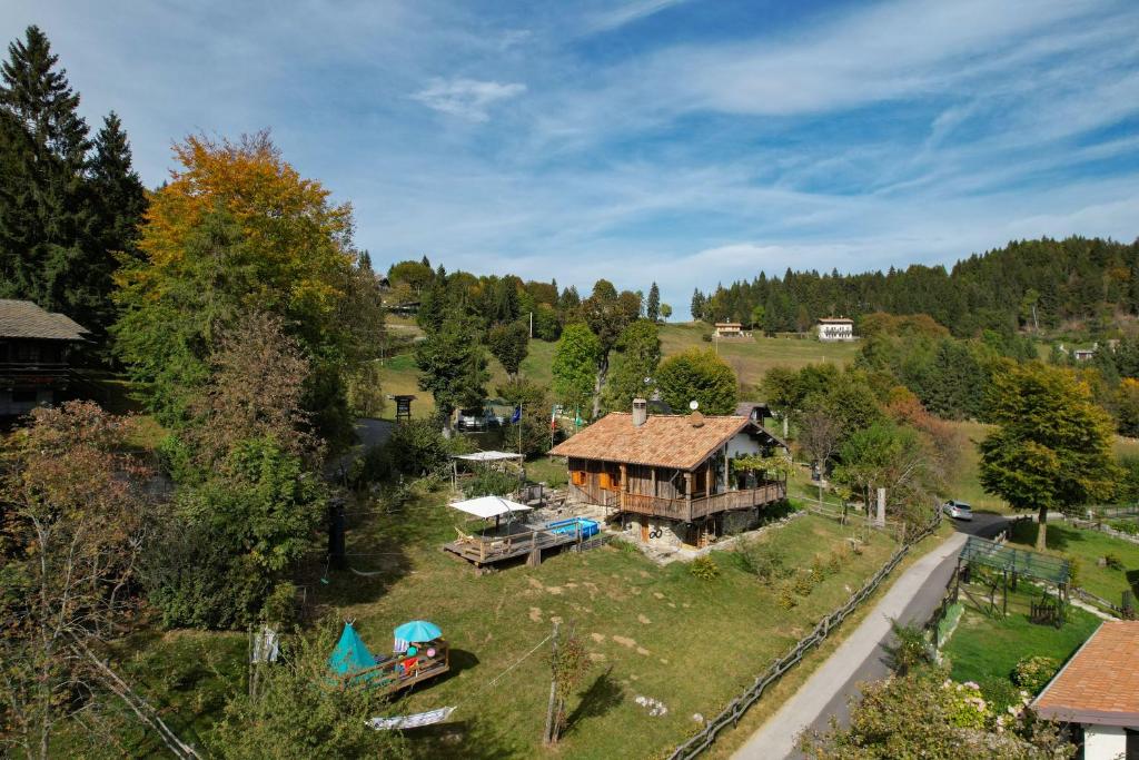 une vue aérienne sur une maison dans un champ dans l'établissement Chalet "Baita Cavacca", à Crone