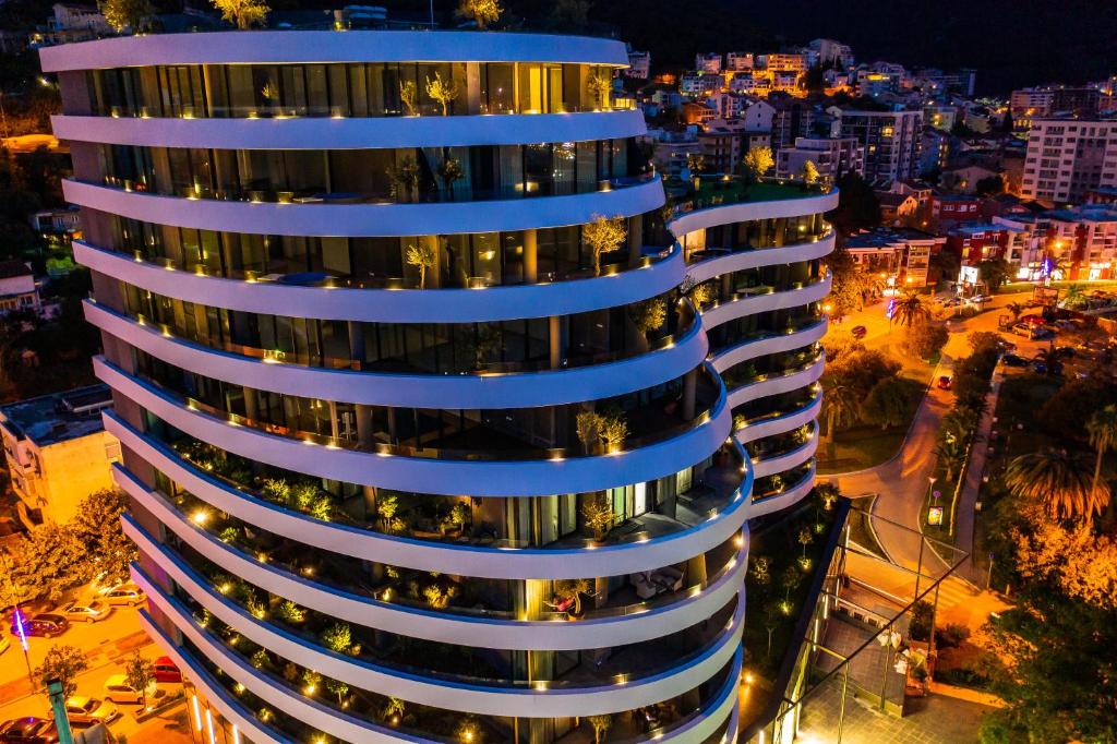 Nespecifikovaný výhled na destinaci Budva nebo výhled na město při pohledu z aparthotelu
