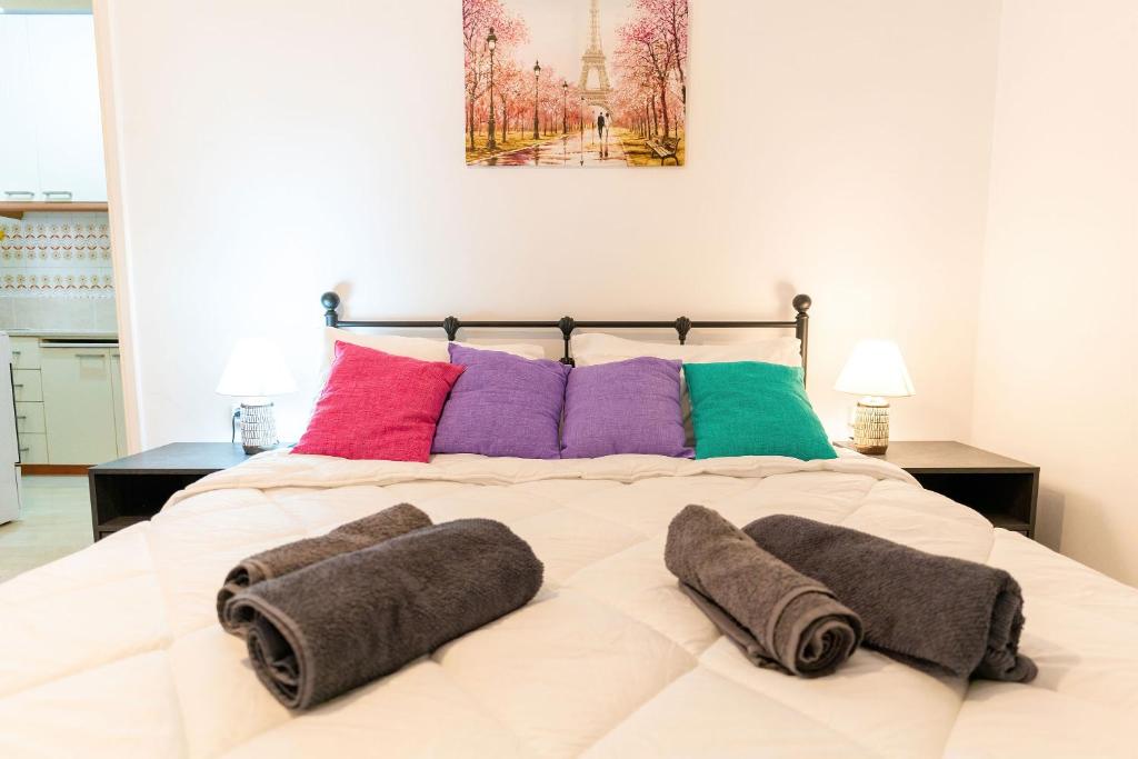 uma cama com duas toalhas em cima em Maria's Apartment δίπλα στο Νοσοκομείο Παίδων και στο Λαϊκό em Atenas