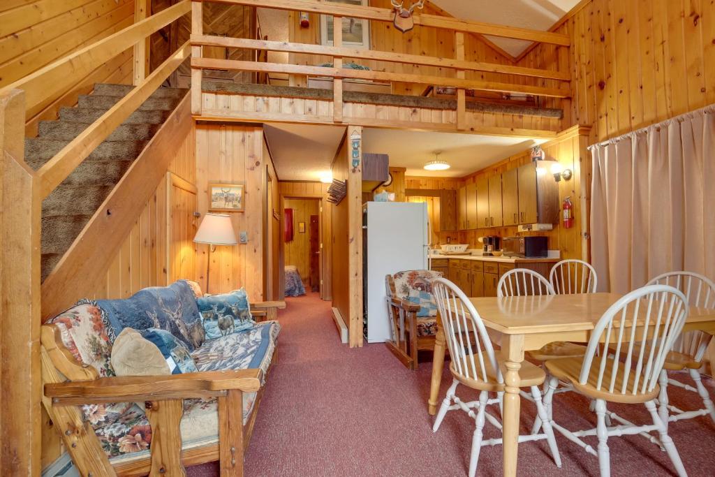 Il comprend un salon avec une table et une cuisine. dans l'établissement Iron River Vacation Rental - Walk to Ski Brule!, à Iron River