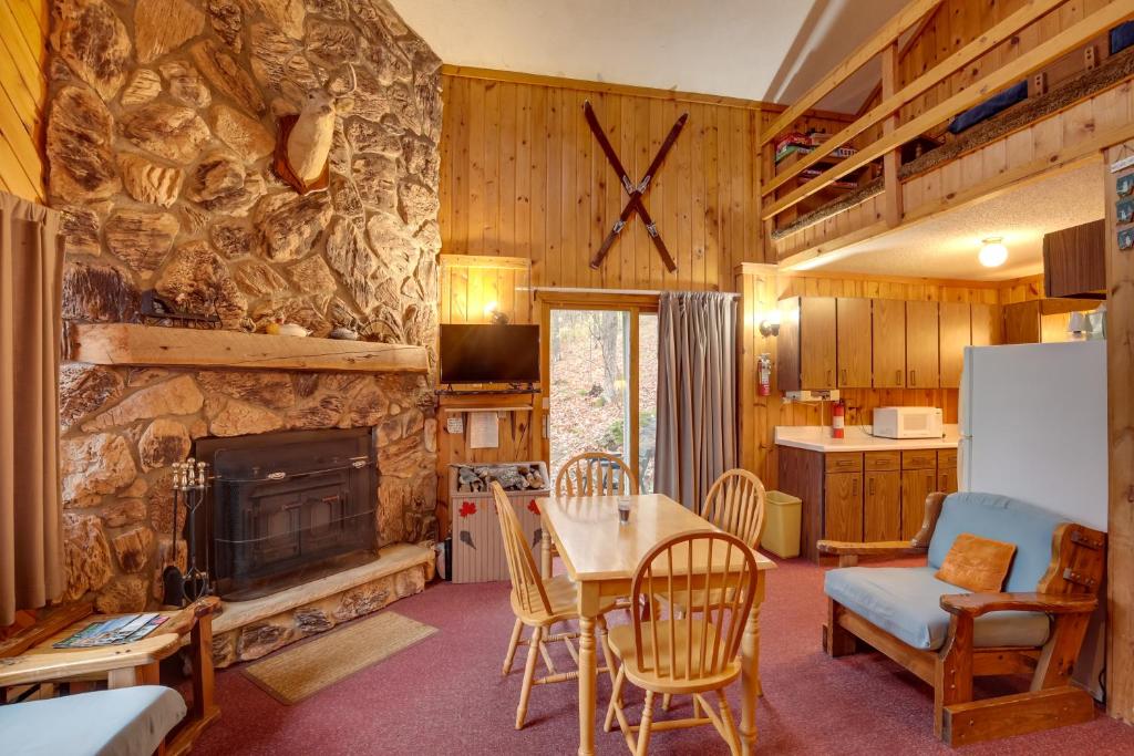 Area tempat duduk di Iron River Vacation Rental with Ski Slope Views!
