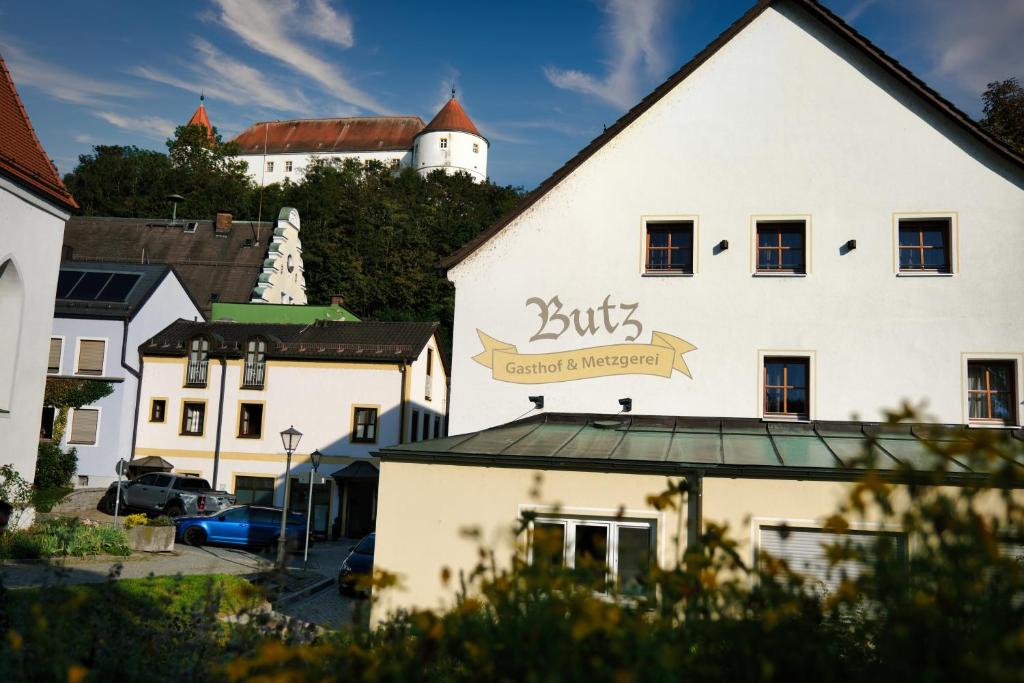 un edificio con un cartello sulla parte anteriore di "beim Butz" a Wörth an der Donau