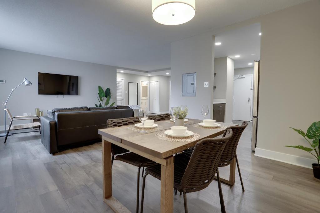 een eetkamer en een woonkamer met een tafel en stoelen bij Elegant Condo for Business Travelers @Crystal City in Arlington