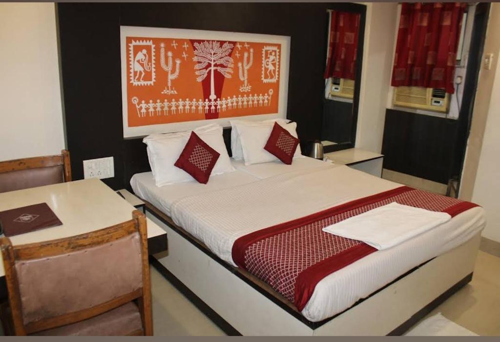 Кровать или кровати в номере HOTEL ROOPALI INN