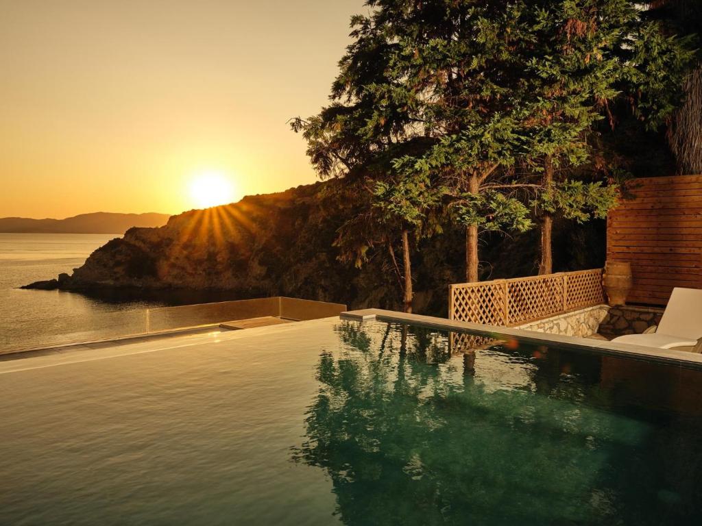 basen z zachodem słońca w tle w obiekcie Azzure Vista Villa w mieście Vasilikos