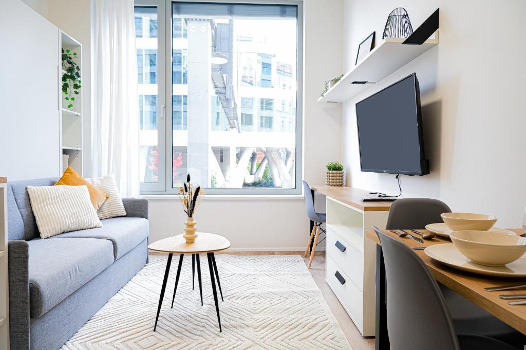 TV a/nebo společenská místnost v ubytování MyMozart Apartments Prague by Rentero Property