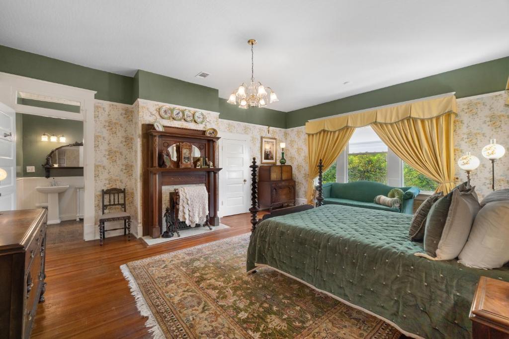 Ross Mansion Bed & Breakfast - Queen Room