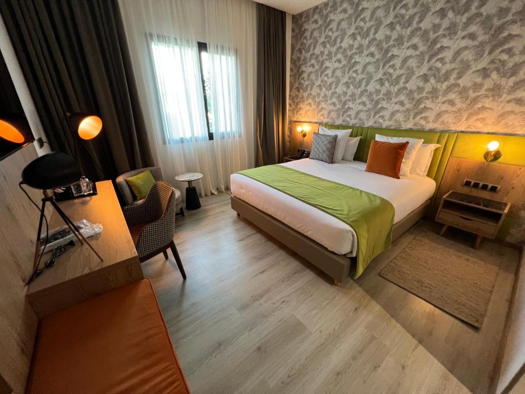 سرير أو أسرّة في غرفة في Hotel Ben Batouta - Tanger