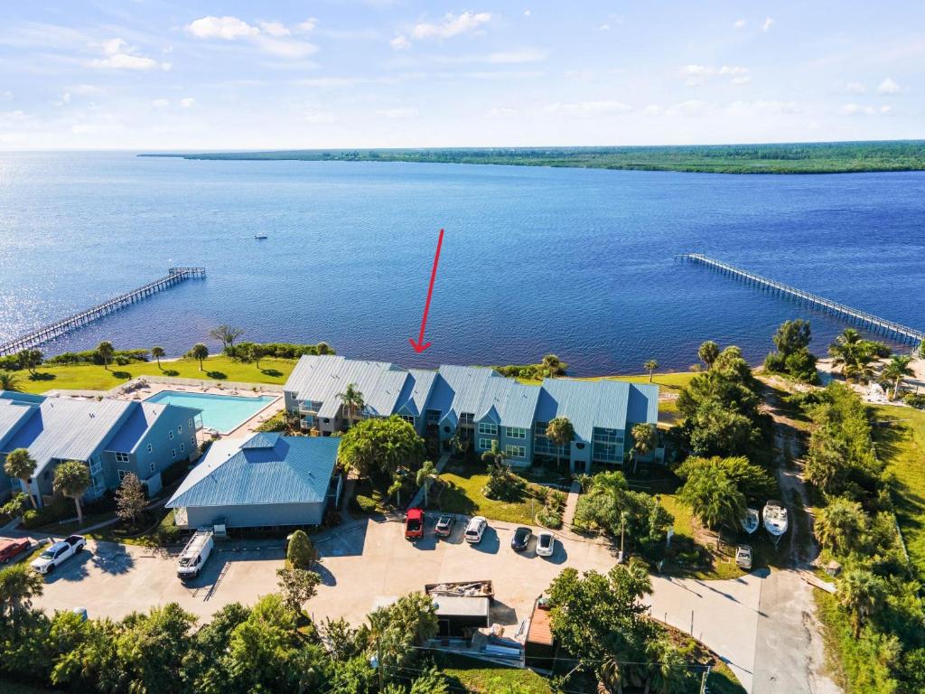 uma vista aérea de um resort e da água em Tranquil Waterfront Retreat w Scenic Views and Pool em North Port