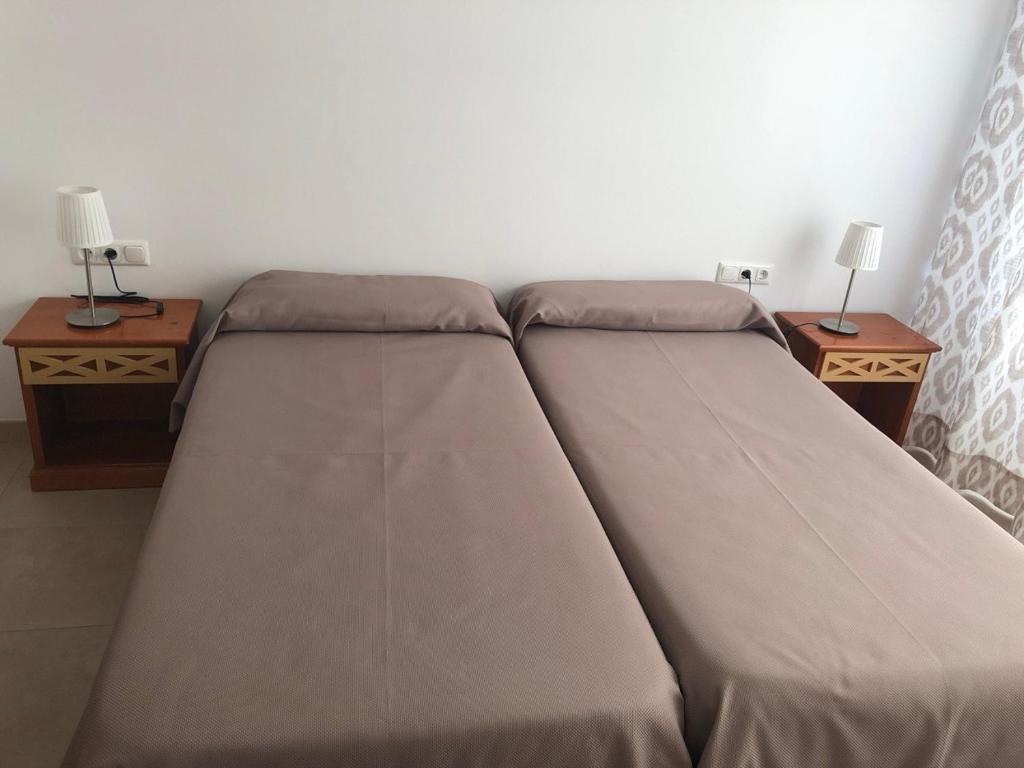 A bed or beds in a room at Hotel Alfonso