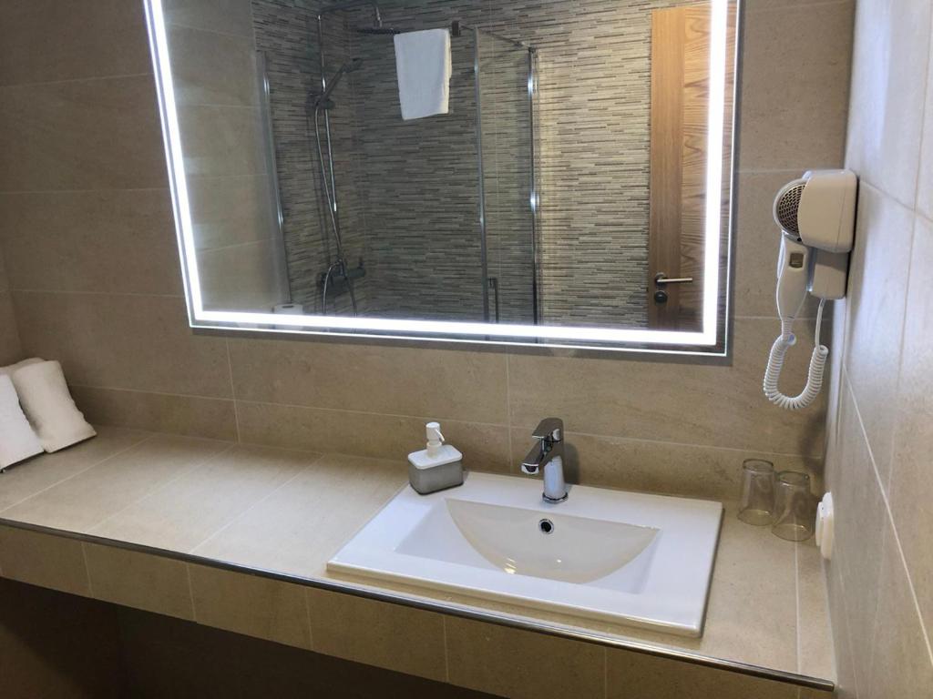 A bathroom at Hotel Alfonso