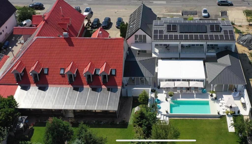 una vista aérea de una casa con piscina en Székely Fogadó, en Tunyogmatolcs