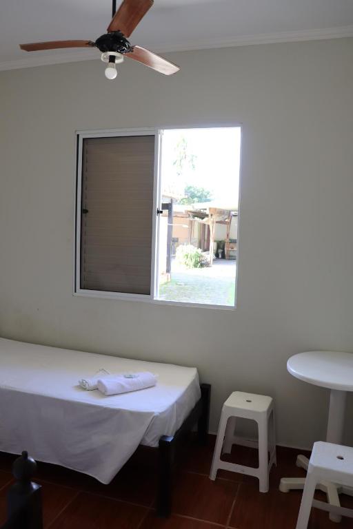 Camping Pousada Ilha do Mel - Frente ao Mar - 标准的双胞胎房间，带共享浴室