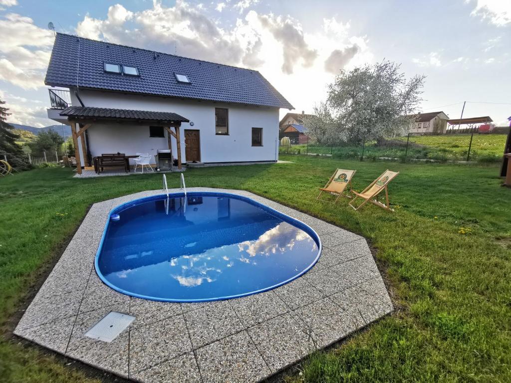 a small pool in the yard of a house at Rodinná Rezidence Žihobce - prázdninový dům in Žihobce