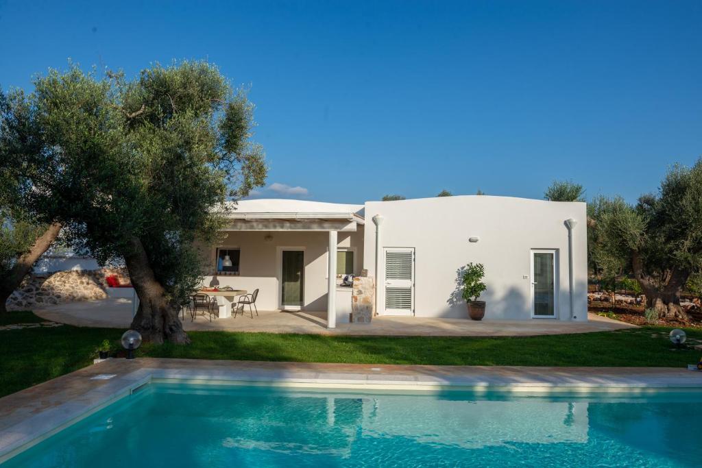 una casa con una piscina di fronte di trullo la specchia private pool and satellite wifi a San Michele Salentino
