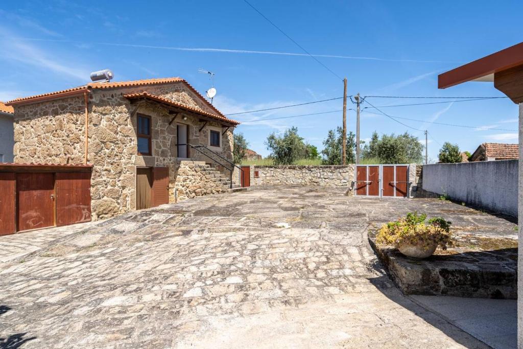 a stone driveway in front of a house at Casa da Eira in Tondela