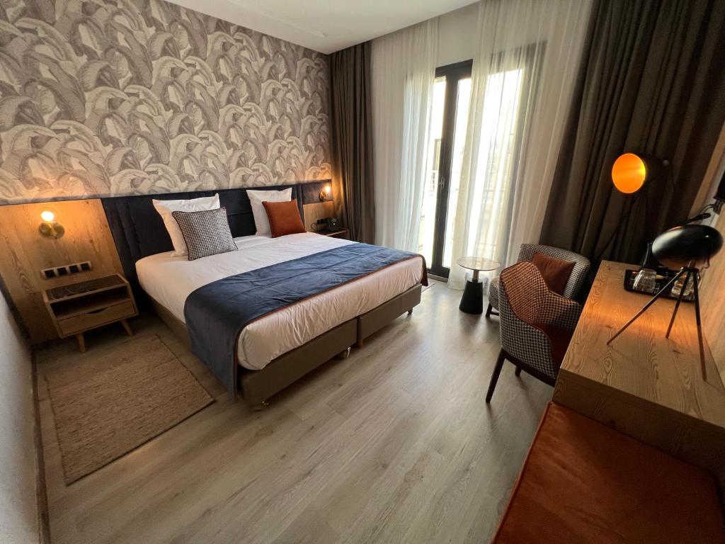 Habitación de hotel con cama y escritorio en Hotel Ben Batouta - Tanger, en Tánger