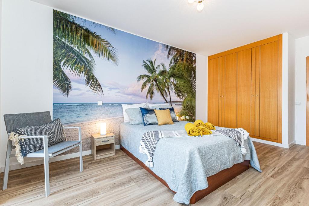 a bedroom with a bed and a painting of the beach at Dream Nest in Armação de Pêra