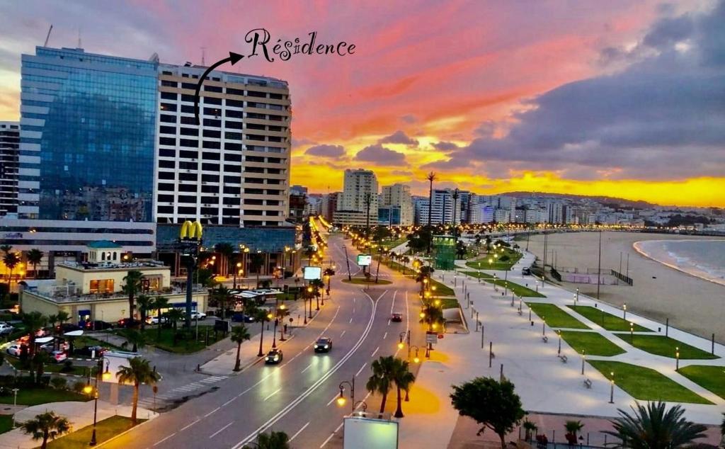 - Vistas a una ciudad al atardecer con una calle en Joli appartement a la corniche de Tanger, en Tánger