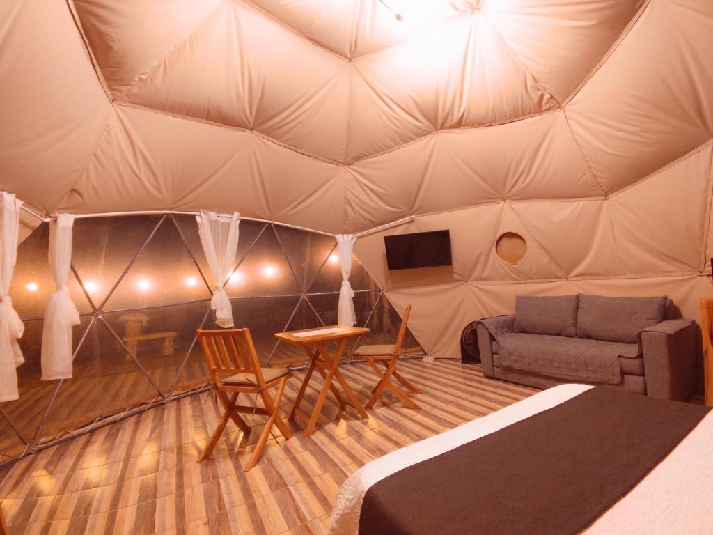 Posezení v ubytování Las Colinas Glamping