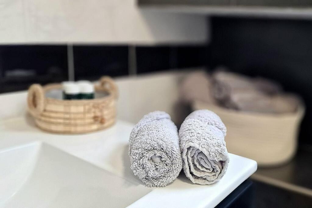 een paar handdoeken op een witte plaat op een wastafel bij Privat Cozy Room in Mudau in Mudau