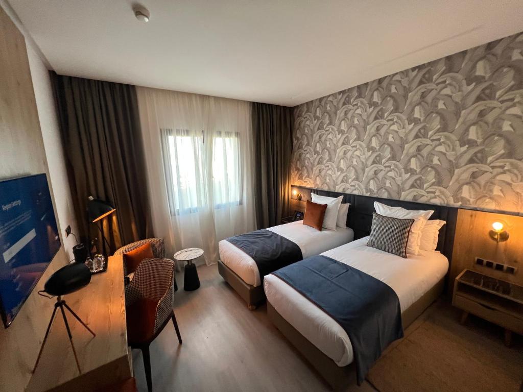 سرير أو أسرّة في غرفة في Hotel Ben Batouta - Tanger