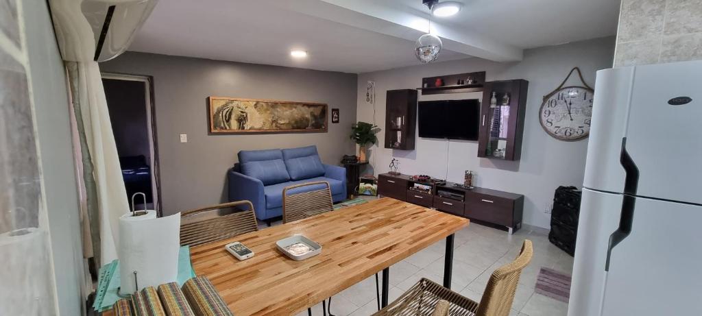 Μια τηλεόραση ή/και κέντρο ψυχαγωγίας στο 166 1/2