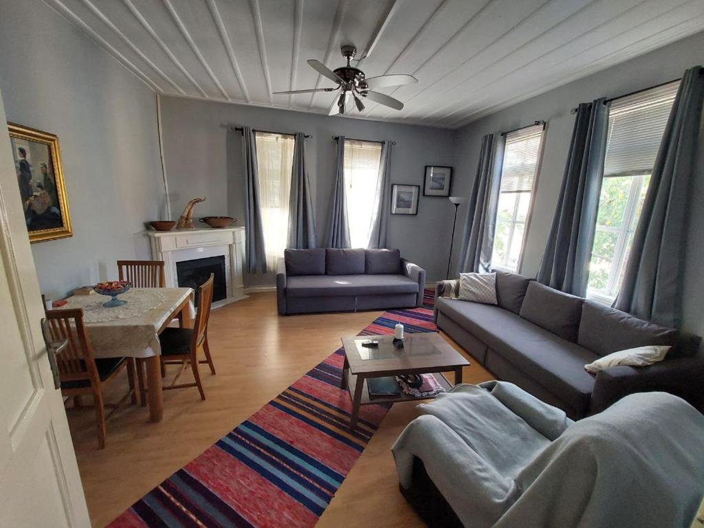 sala de estar con sofá y mesa en Musala 1 Bed & Breakfast, en Kyustendil