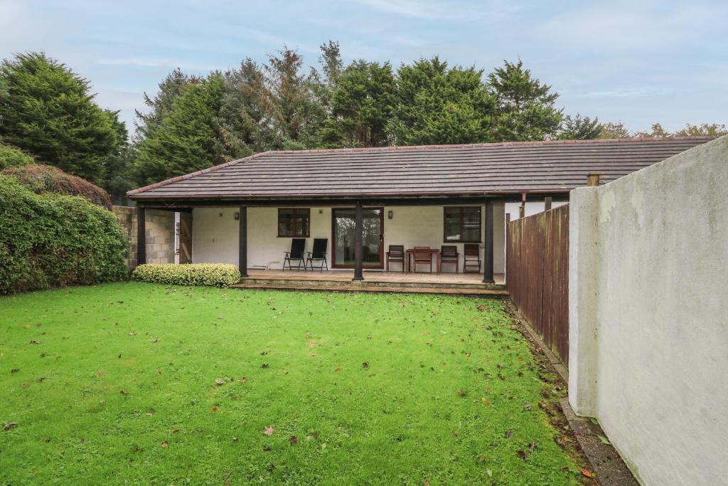 una casa con un grande cortile di fronte di Demelza a Truro