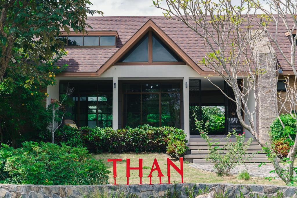 una casa con un cartello che dice: di THAN KhaoYai Pak Chong 2-7 ppl & Private Lake a Ban Khlong Yang