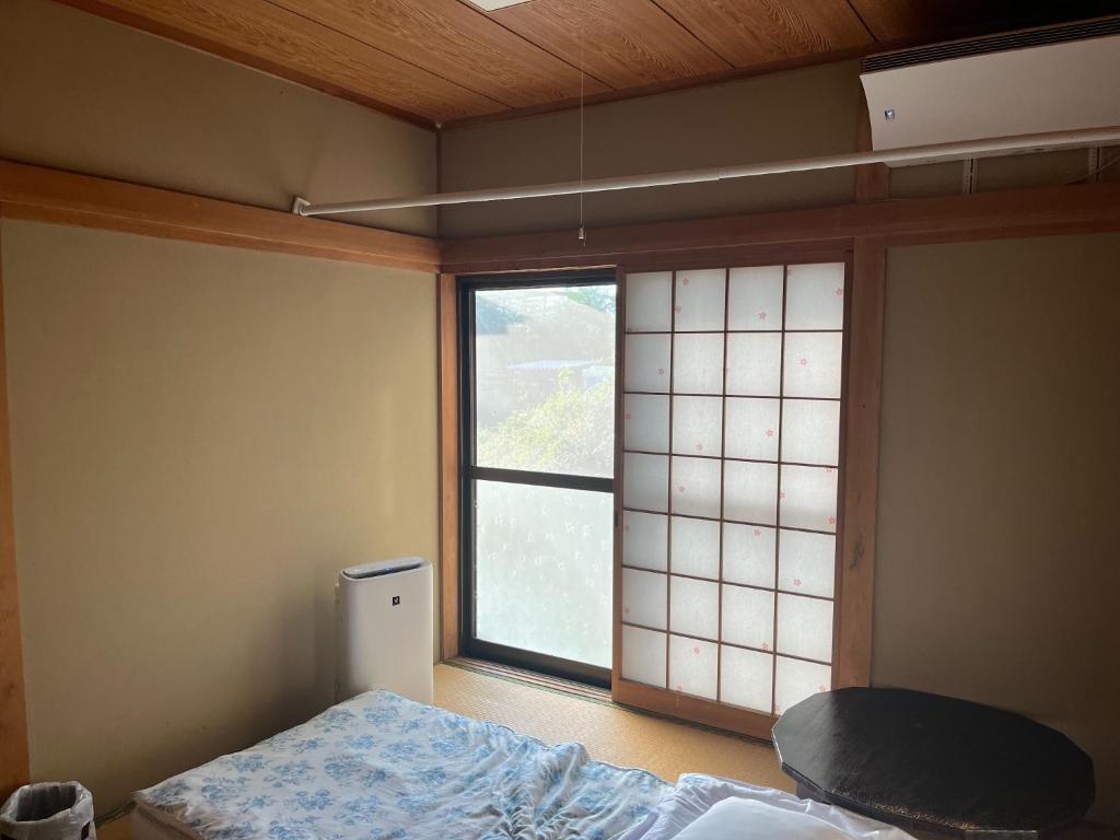 a room with a bed and a large window at Guest house HEART - Vacation STAY 98762v in Hitoyoshi