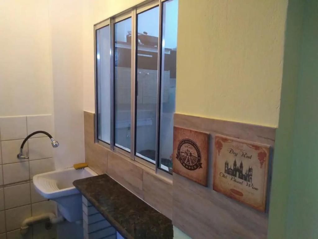 baño con lavabo y ventana en Apartamento em Itanhaém com 2 quartos, Piscina e Ampla Varanda Gourmet, en Itanhaém