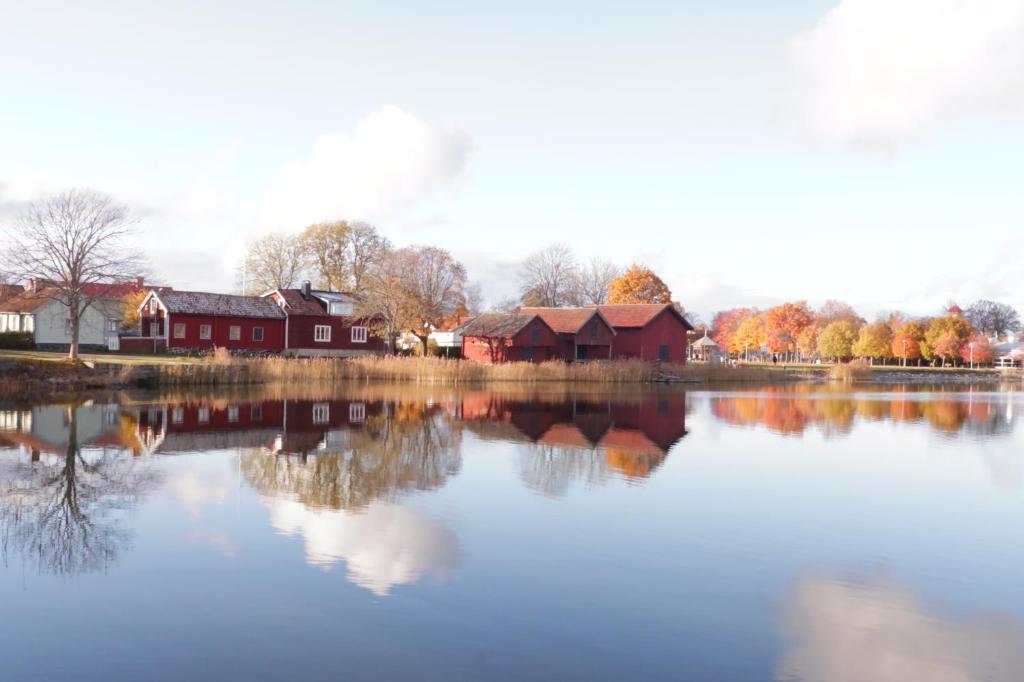 - une vue sur un lac avec des maisons et des arbres dans l'établissement Remarkable Harbour View Cabin., à Östhammar