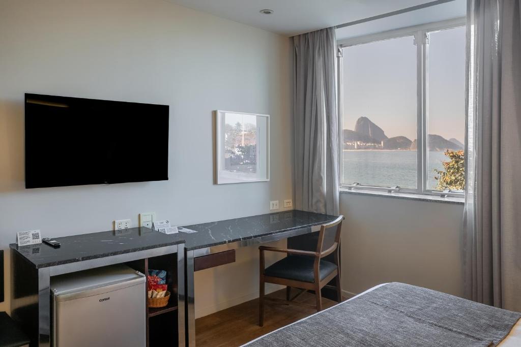 TV a/nebo společenská místnost v ubytování Orla Copacabana Hotel