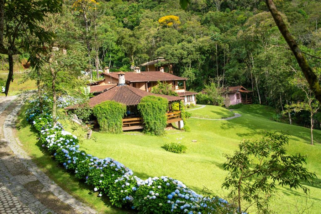 an aerial view of a house with flowers in the yard at Pousada Tijupá in Visconde De Maua