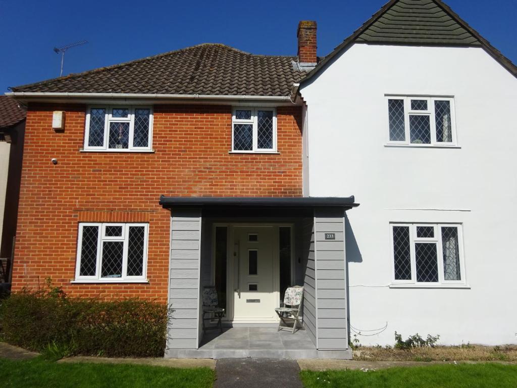 een wit huis met een garage bij The Wendy House in Bournemouth