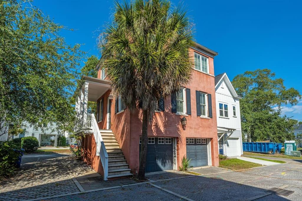 una palmera frente a una casa en Southern Gem in Park Circle, en Charleston