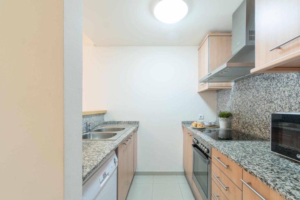 A kitchen or kitchenette at Jouvacations apartamento Joanot