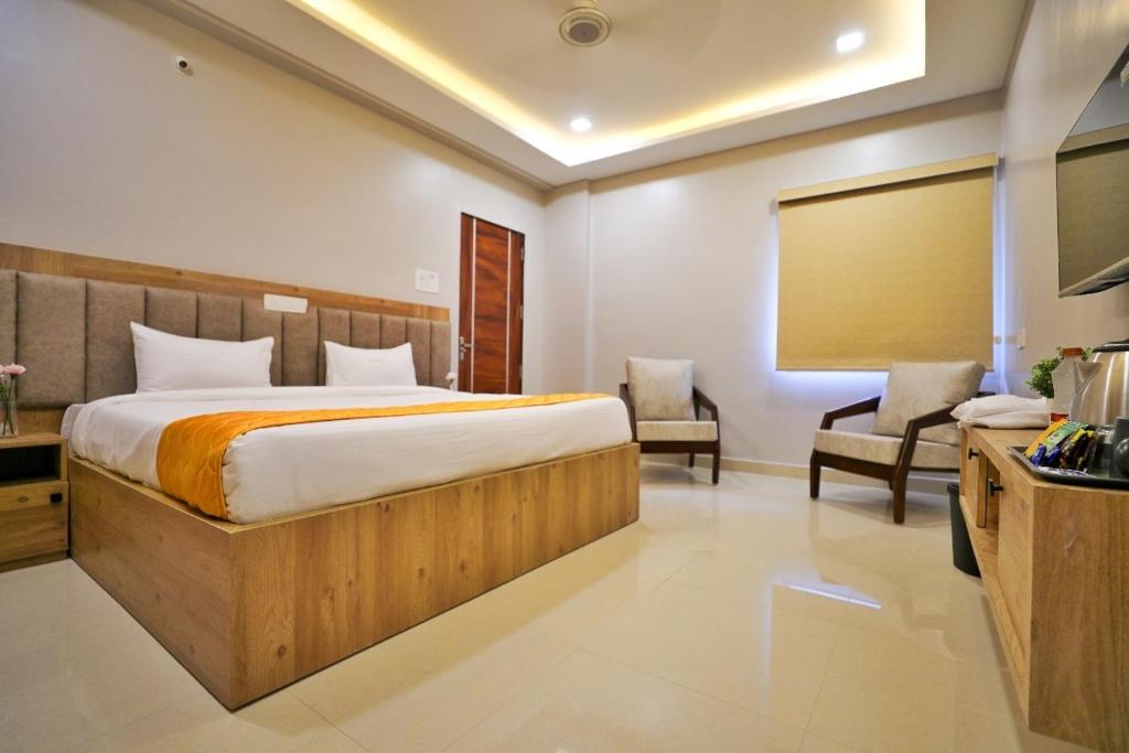 um quarto de hotel com uma cama e um projector em Hotel Ceasta, Beside US Consulate Hyderabad, Gachibowli em Gundipet