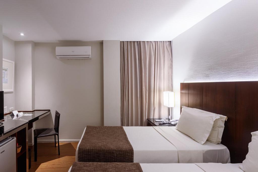 Postel nebo postele na pokoji v ubytování Orla Copacabana Hotel