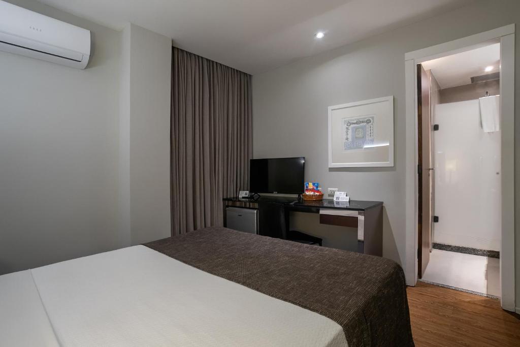 Postel nebo postele na pokoji v ubytování Orla Copacabana Hotel