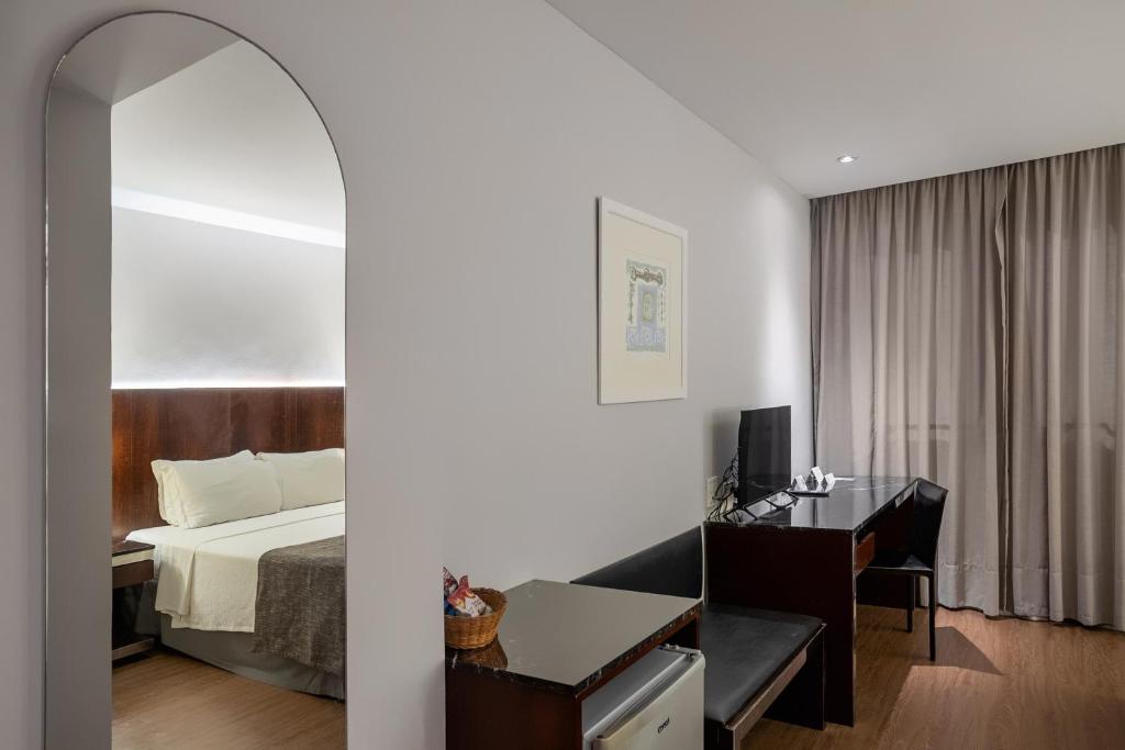 Postel nebo postele na pokoji v ubytování Orla Copacabana Hotel