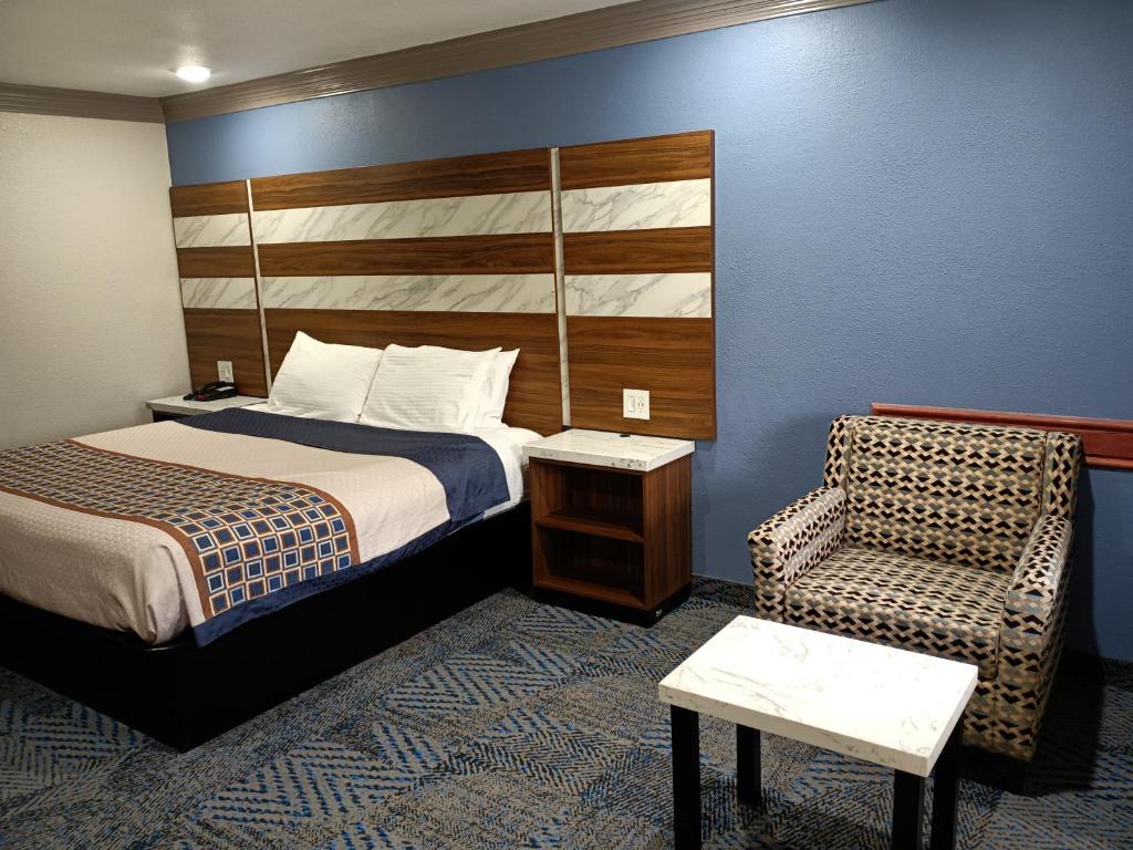 Postel nebo postele na pokoji v ubytování Americas Best Value Inn & Suites-Alvin/Houston