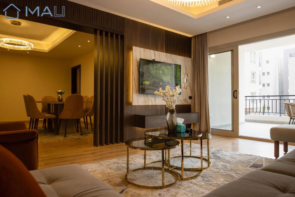 Χώρος καθιστικού στο Cairo Festival Chic 3BR Apartment