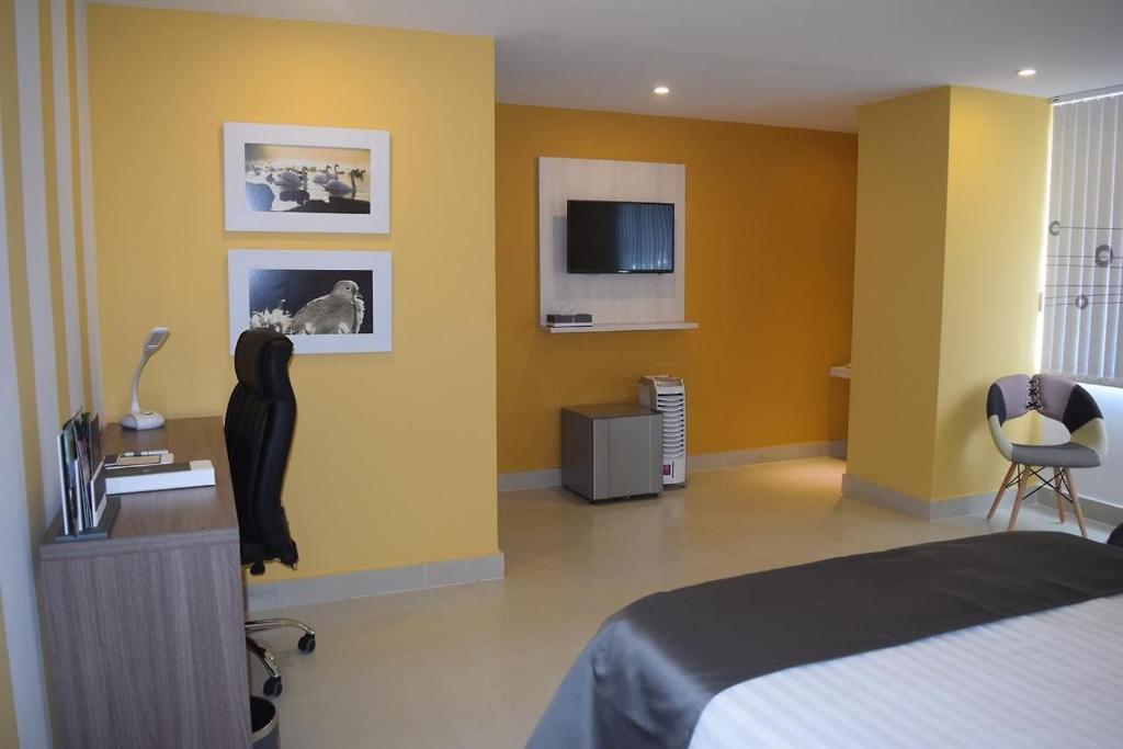 Una televisión o centro de entretenimiento en HOTEl DIBENI PEREIRA