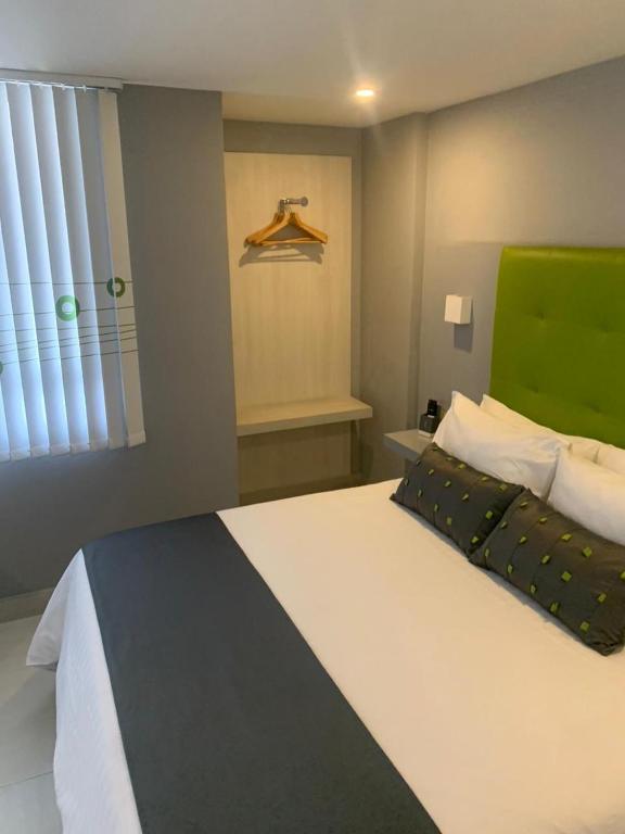 Una cama o camas en una habitación de HOTEl DIBENI PEREIRA