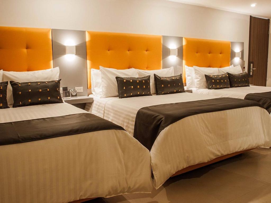 Una cama o camas en una habitación de HOTEl DIBENI PEREIRA